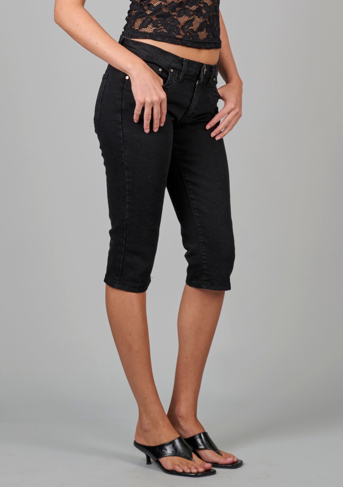 'Little Gath’ Capri Jean - Washed Back Black